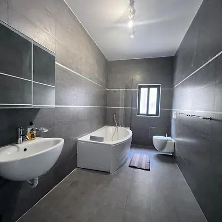 Апартаменты Seaside Spacious Penthouse With Amazing Views Слима