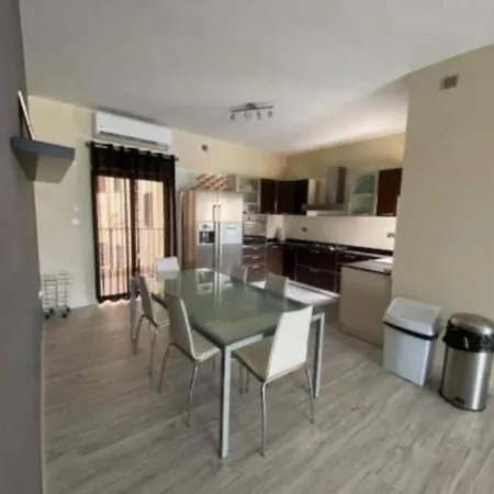 Seaside Spacious Penthouse With Amazing Views スリーマ