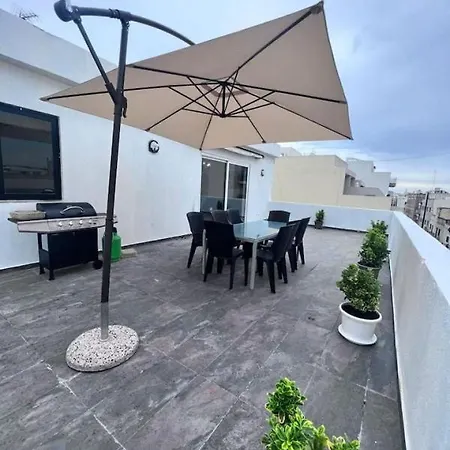 Seaside Spacious Penthouse With Amazing Views アパート